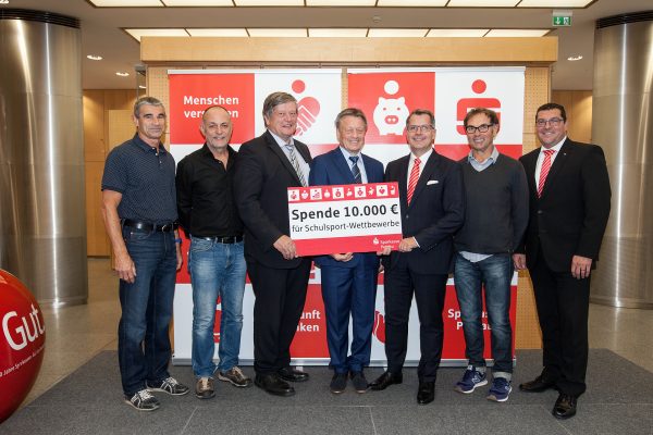 Sparkasse unterstützt den Schulsport mit 10.000 €