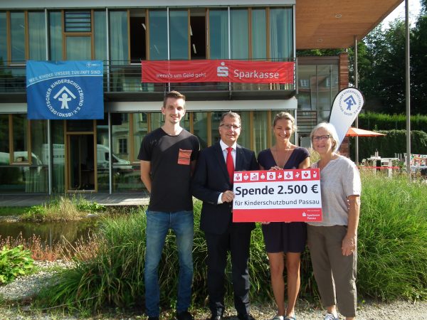 Sparkasse unterstützt den Kinderschutzbund mit 2.500 €