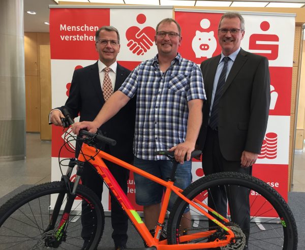 Sparkasse spendiert Wunsch-Fahrrad im Wert von 2.500 Euro