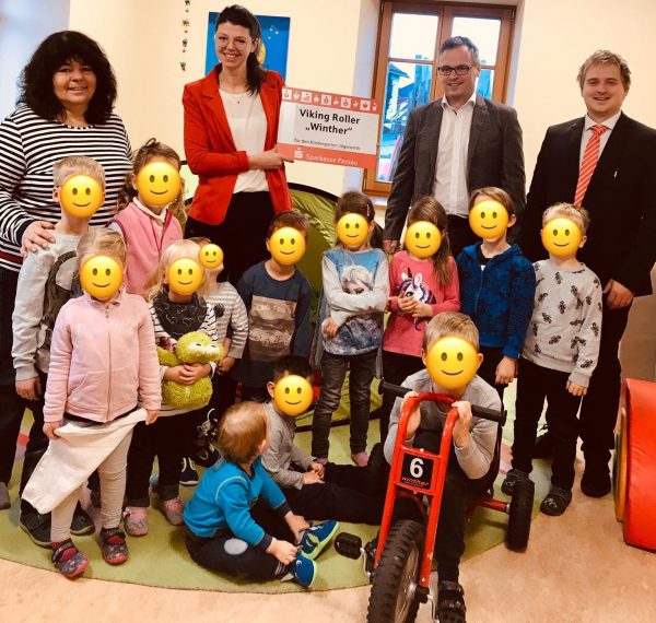 Sparkasse Passau unterstützt regionale Kindergärten mit tollen Kinderfahrzeugen