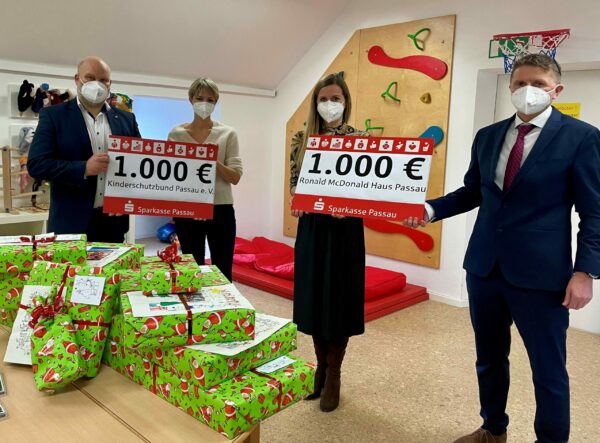 Mitarbeiter spenden für Weihnachtsgeschenke für Kinder