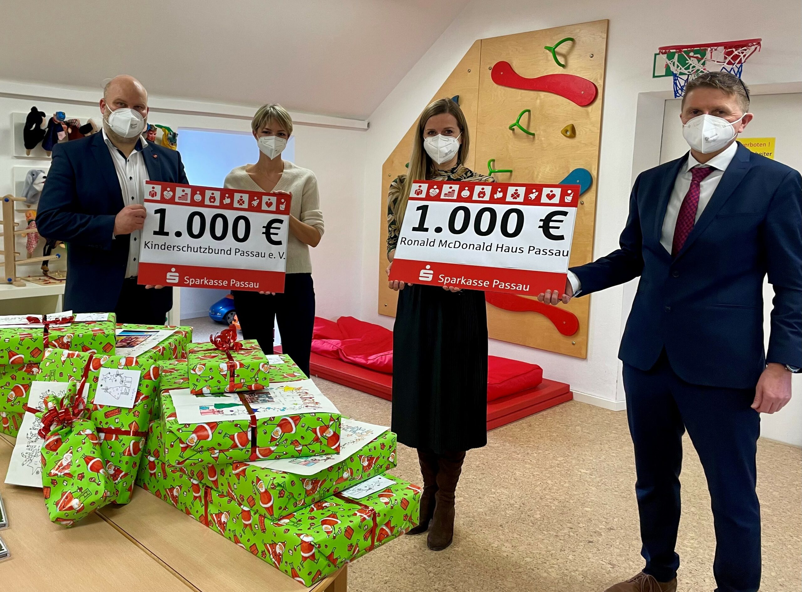 Sparkassler spenden für Weihnachtsgeschenke für Kinder