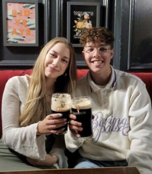 Auf nach Irland hieß es bei unseren beiden Azubis Lea Kageleder und Marcel Rouis aus dem 3. Lehrjahr als Bankkaufleute der Sparkasse Passau.