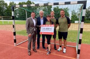 10.000 Euro von der Sparkasse Passau beim Kreisfinale Leichtathletik der Grundschulen.