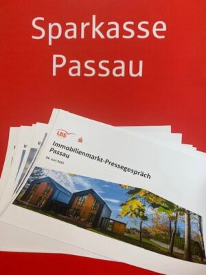 „Der Schalter ist umgelegt, die Stimmung ist gut, es wird wieder gebaut, aber anders“, sagt Ludwig Fuller, Vorstandsmitglied der Sparkasse Passau, bei der Pressekonferenz von Sparkasse und LBS Landesbausparkasse Süd.