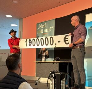 Ein Abend, der unterhielt und zugleich sensibilisierte. Das Präventionskabarett „Ned mit mir“ in der Sparkasse Passau verband Unterhaltung mit wichtigen Impulse für mehr Sicherheit im Alltag.