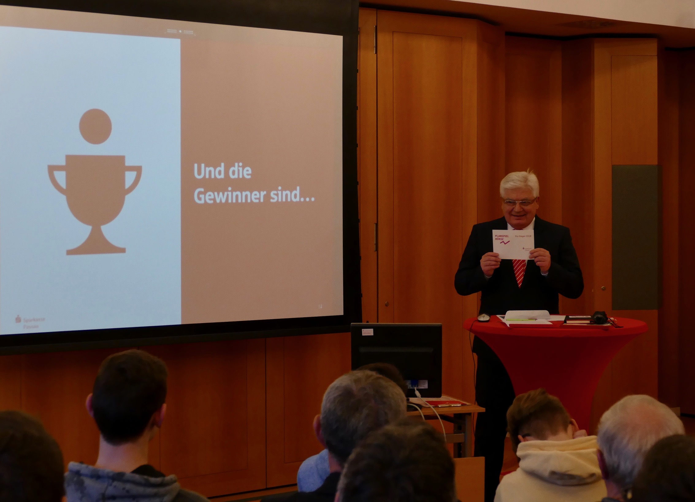 Eckhard Helber, Vorstandsmitglied der Sparkasse Passau, bei der Gewinnübergabe